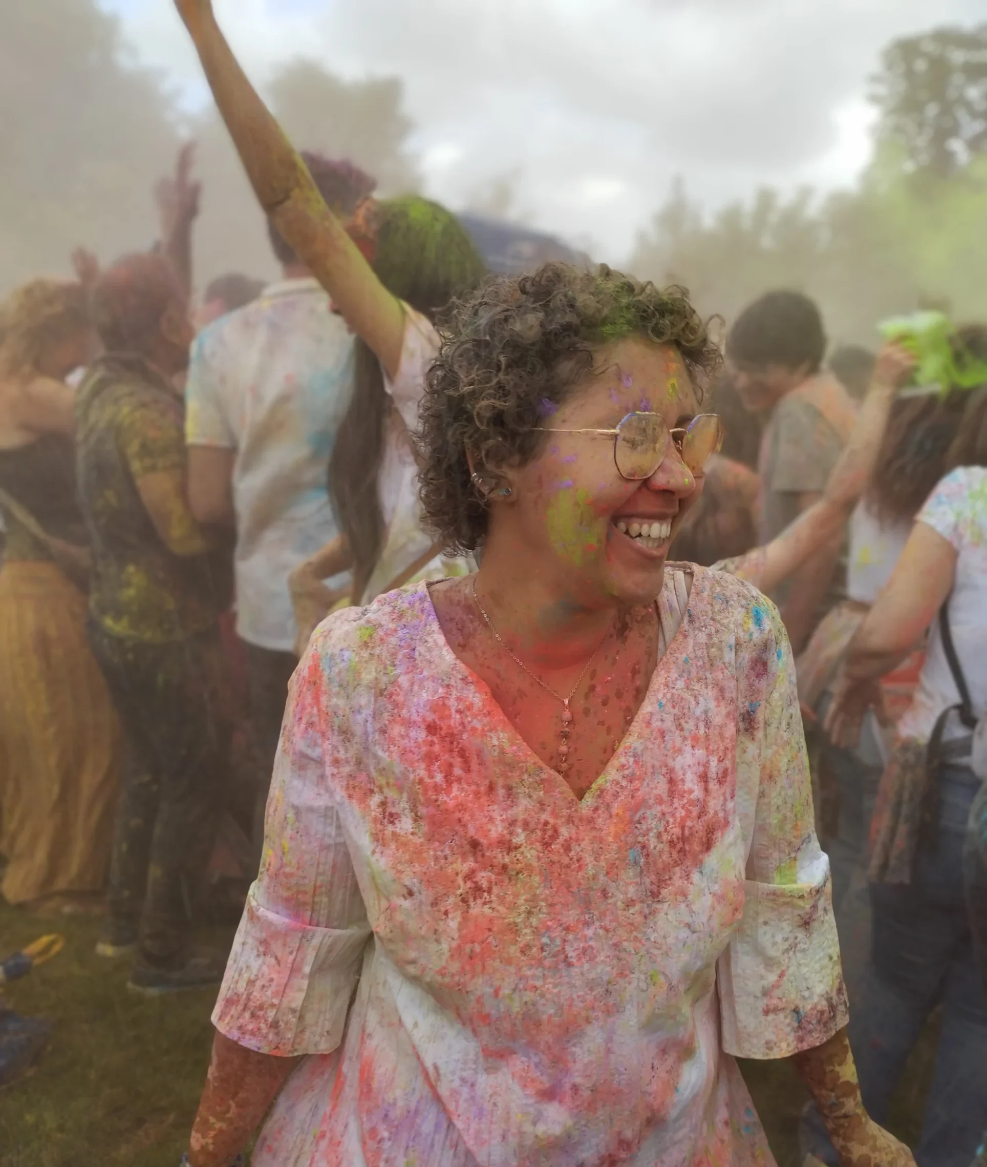 photo de la thérapeute sarah vandenberghe, elle sourit et elle et rempli de couleurs